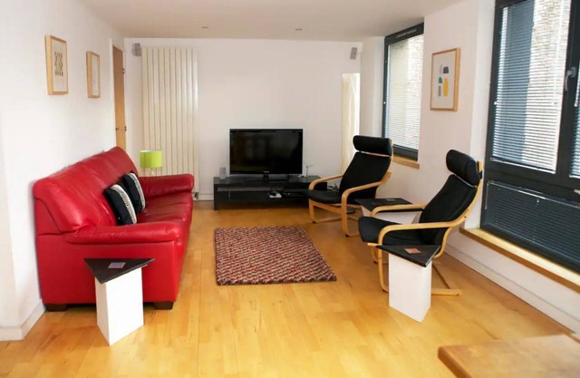 Inviting Flat with Parking in Canonmills