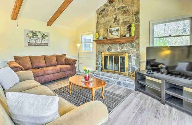 Inviting Franklin Cabin w/ Deck & Mtn Views!