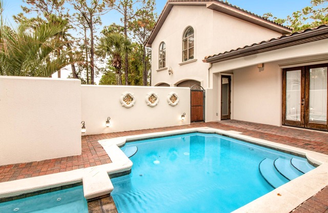 Inviting home close to beach with pool, full kitchen, golf, central AC, & W/D