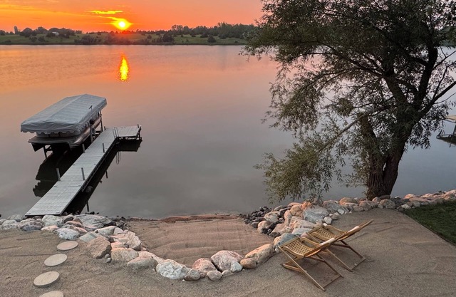 Inviting lakefront property on the shore of Richmond Lake