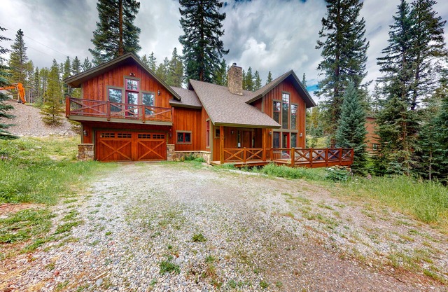 Inviting mountain cabin with skiing, fireplace, balcony, hot tub, & W/D