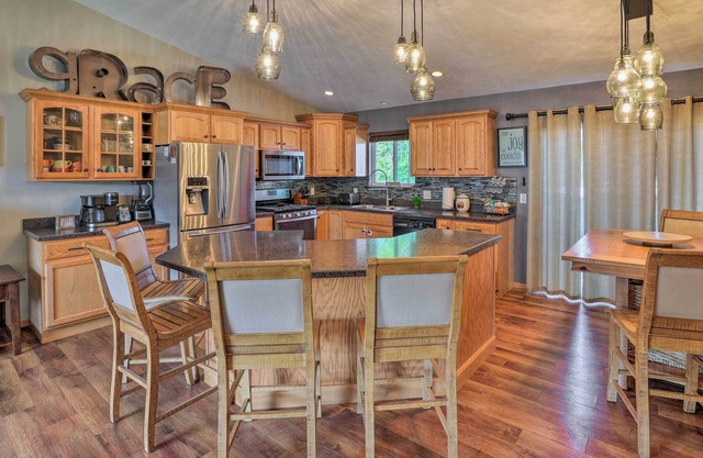 Inviting Sioux Falls Home ~ 5 Mi to Downtown!