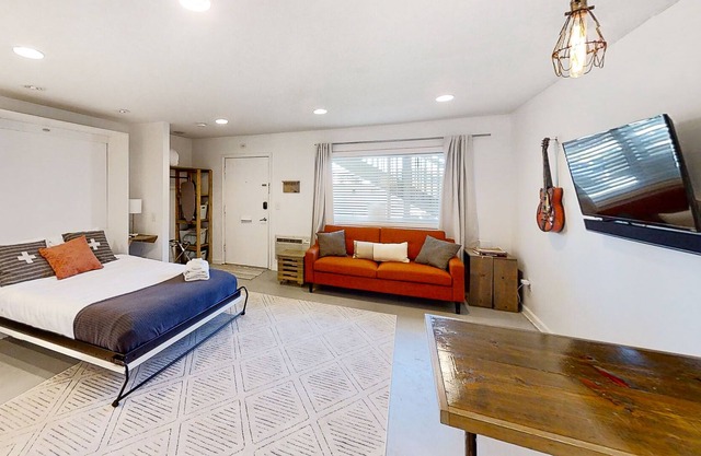 Inviting studio with kitchenette, central AC, fast WiFi, & washer/dryer