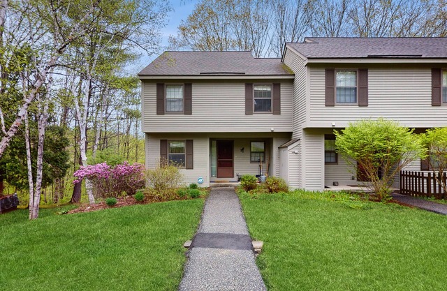 Inviting three-story condo with decks - near the Quechee Club