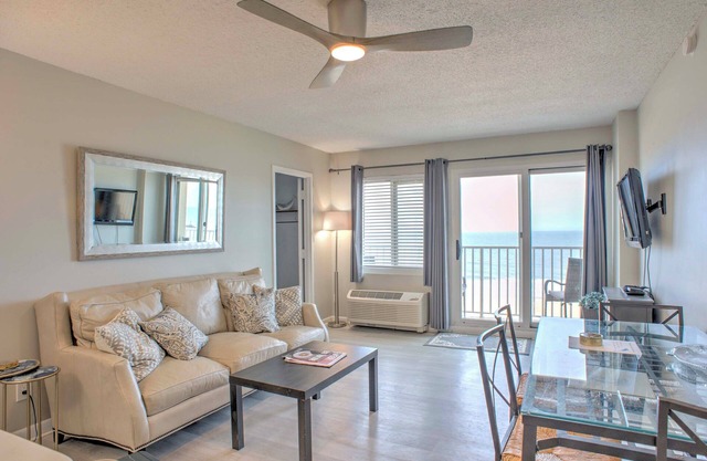 Inviting Virginia Beach Condo w/Community Pool