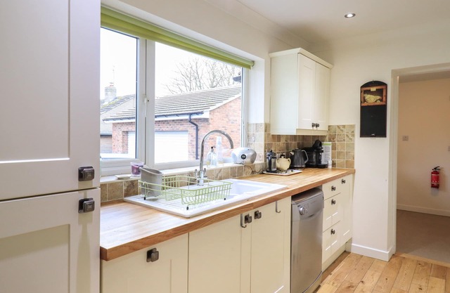 IREBY HOUSE, pet friendly, with open fire in Morpeth