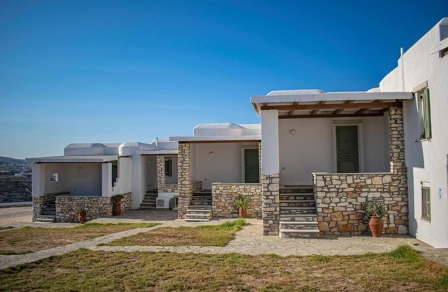 Irene's View Villa four · House with swimming pool near Pounda