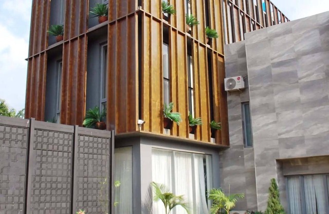 IRIS HOTEL