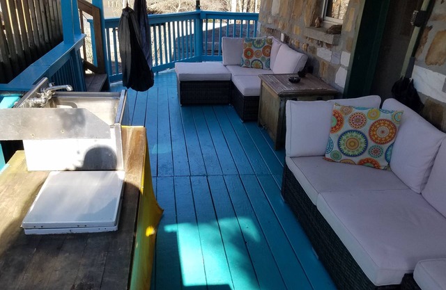 Iris's lake house w/2 kayaks and lake access, hammock,16x16ft deck w/lake veiw