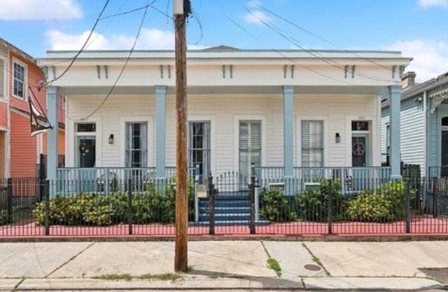 Irish Channel 2-bedroom condo within walking distance to Magazine Street!