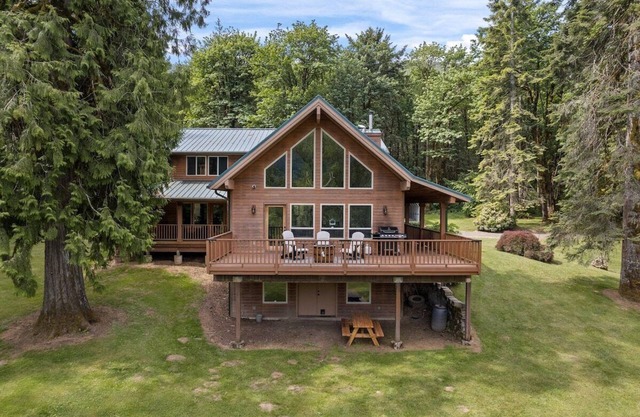 Iron Mountain Lodge Hot Tub and Game Room