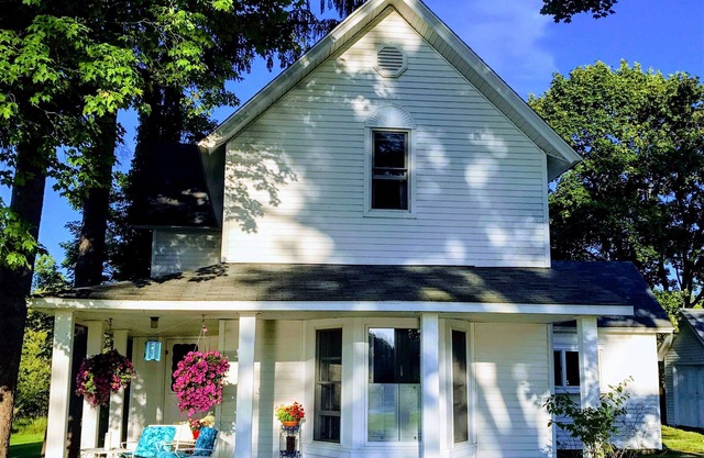 Ironton Shore Farms: 4 Bedroom Farmhouse on Lake Charlevoix with Beach and dock