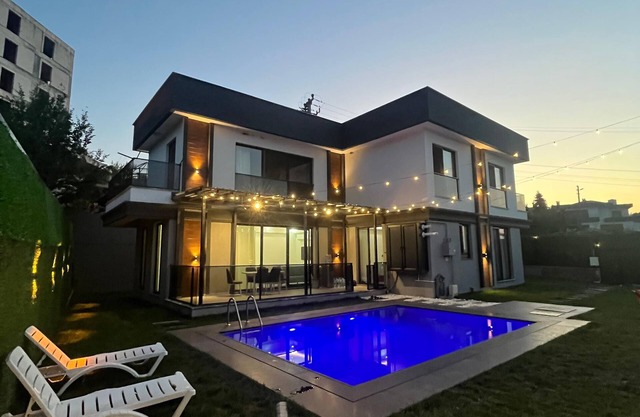 Isıtmalı Havuzlu -KARTEPE- Lüks Villa