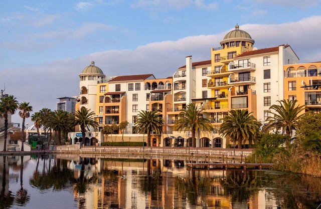 Island Club Hotel & Apartments