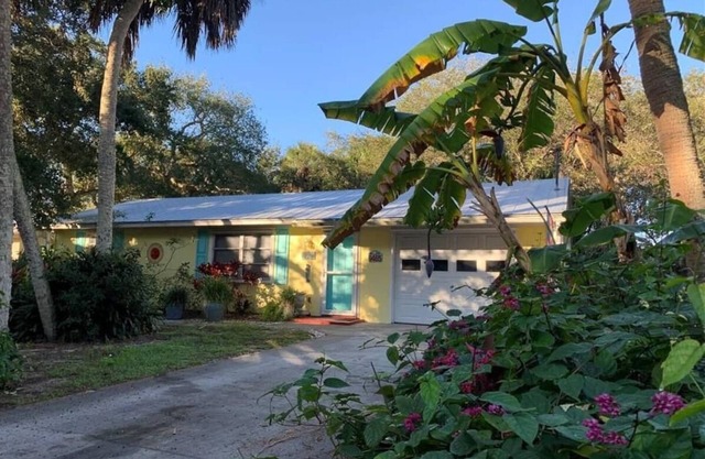 Island Cottage: A Short Walk to the Beach
