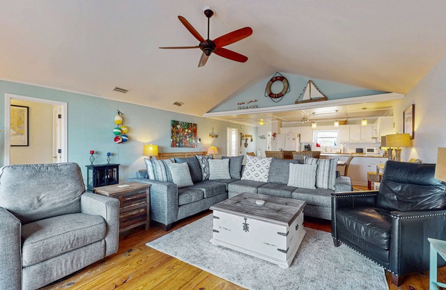Island Gem on the Water W/Private Dock, Large Deck, Gas Grill & WiFi - Dogs OK