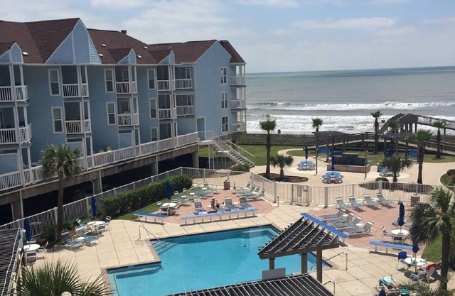"Island Getaway" Top Floor 1BR condo ON THE BEACH!