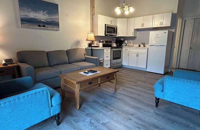 Island Inn - 2 Bedroom & 1.5 Bath Townhouse - 45G - Oak Bluffs, MA