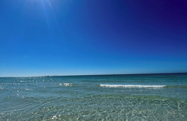 Island Life! 5 mins to Beach, Pristine Condo with Bay Views+Pool+Beach Gear!