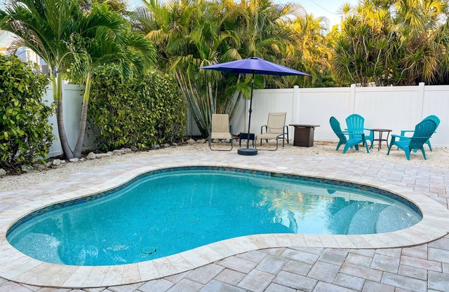 Island Vibe 3: Close to Beach with Private Heated Pool