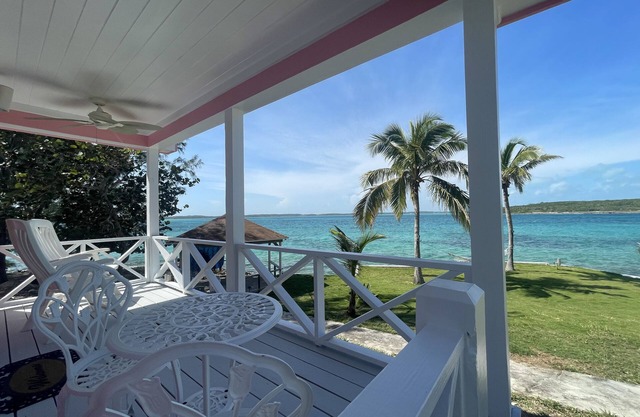 Islander Turtle Peek - Stunning new waterfront tiny-cottage overlooking harbour