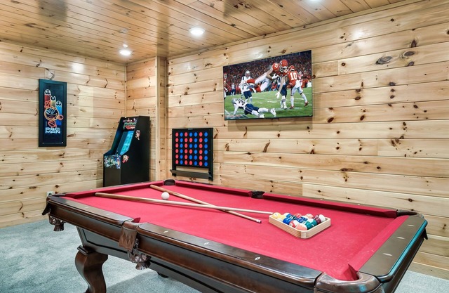 It's Fall, Y'all! Log Cabin with 2 King Suites, Hot Tub & Game Room