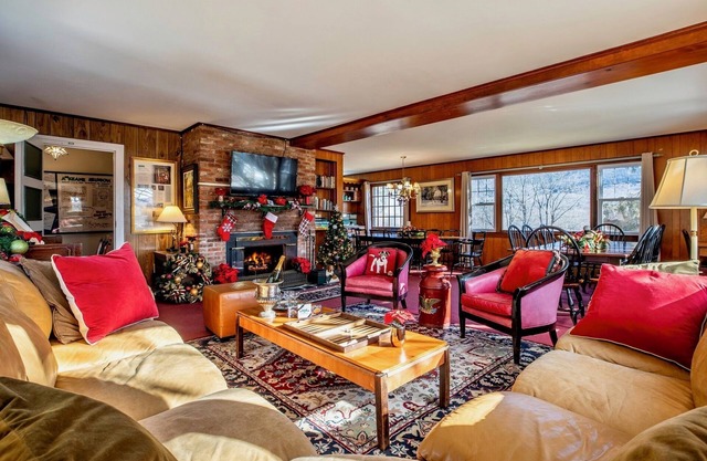 It's the Perfect Reunion House! Fireplace. Indoor pool. Ski. Dogs loved!
