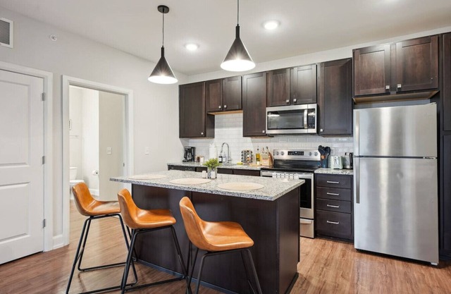 Italian Village Hideaway – Steps from Art & Eats