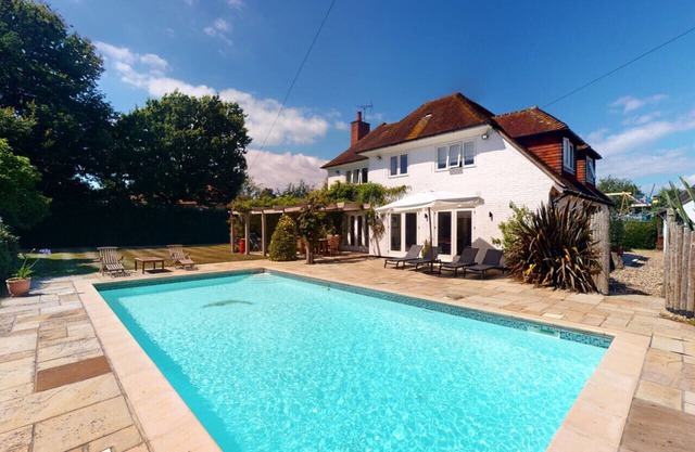 Itchenor House - Four Bedroom House, Sleeps 8