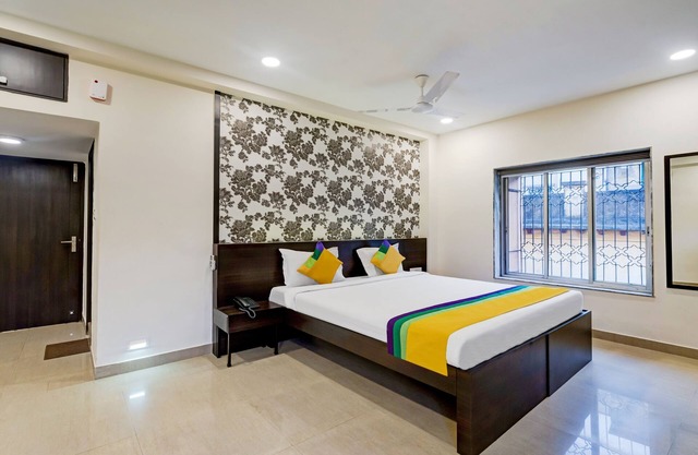 Itsy Hotels Neeranand Plaza