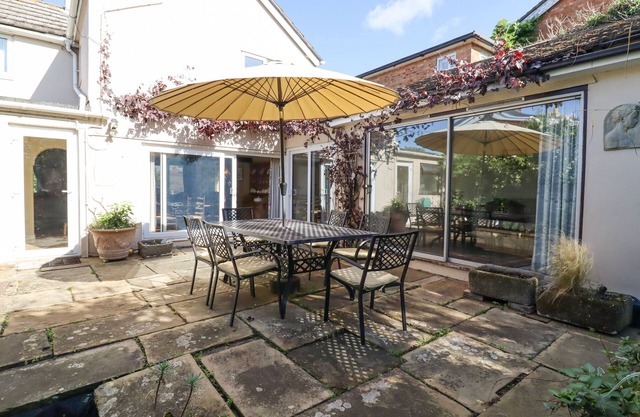 IVY COTTAGE, family friendly, with a garden in Mersea Island