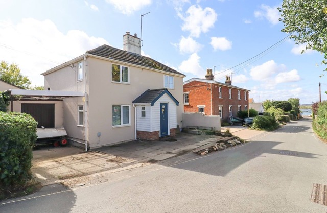 IVY COTTAGE, family friendly, with a garden in Mersea Island