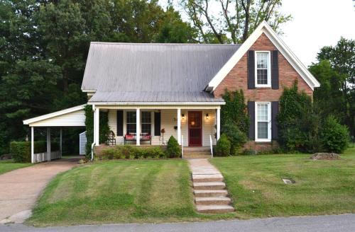 Ivy Cottage in Greenfield TN