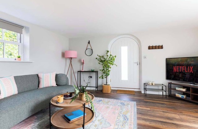 Ivy Mews - Converted Barn in Popular Village