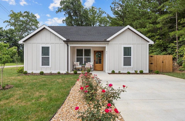Ivy Villa | Adorable home in Chickamauga!