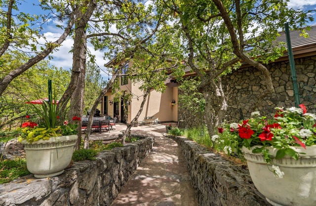 J&J floating house along the Broadmoor golf course Indoor Lap pool/hot tub/games