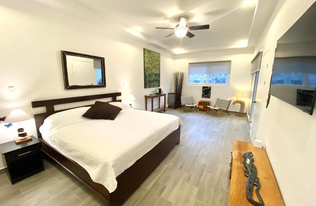 Jacarandas #16, 5 min tamarindo