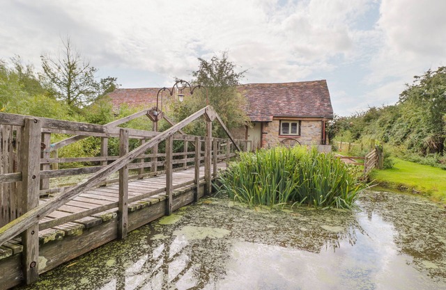 JACKDAW'S ROOST, pet friendly, with a garden in Cheltenham