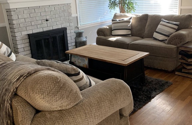 Jacki Lynn’s Large Idaho Falls Downtown Brick Home. 2-3 Kings!