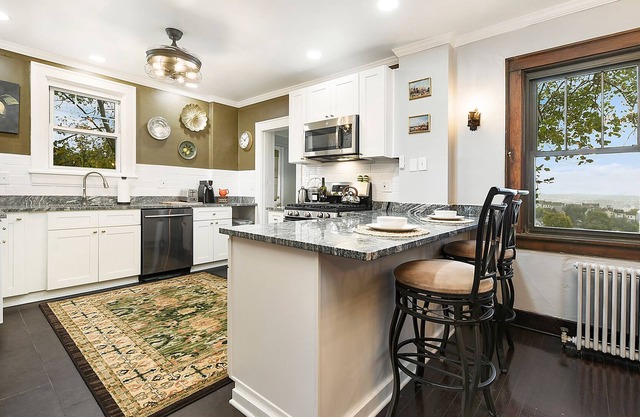 Jackie's Hillside Charm - cozy, parking & glowing city view