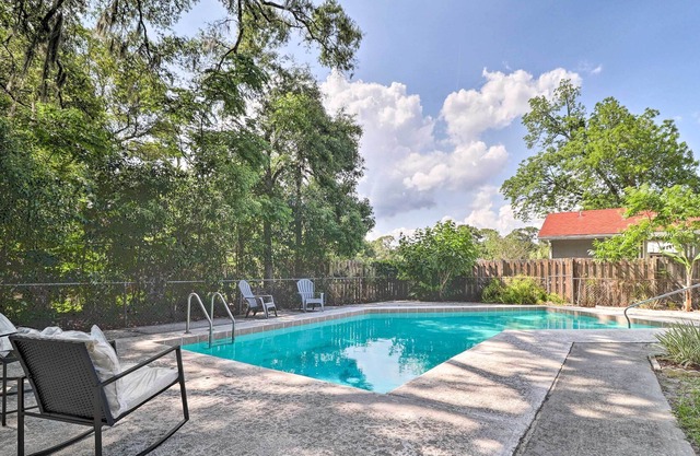 Jacksonville Retreat w/ Pool & Yard - 3 Mi to Zoo!