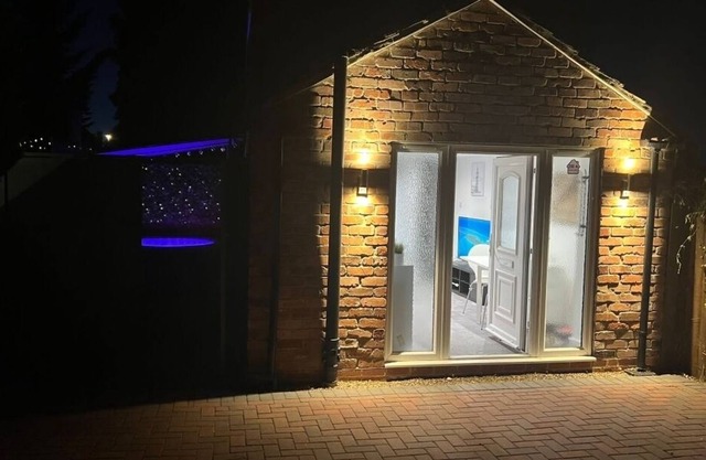 Jacuzzi Spa! Stunning Entire Guest House - Netflix