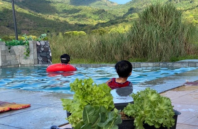 Jala Jala Casita Blanca Tiny House and Farm Stay with Mountain View and Pool
