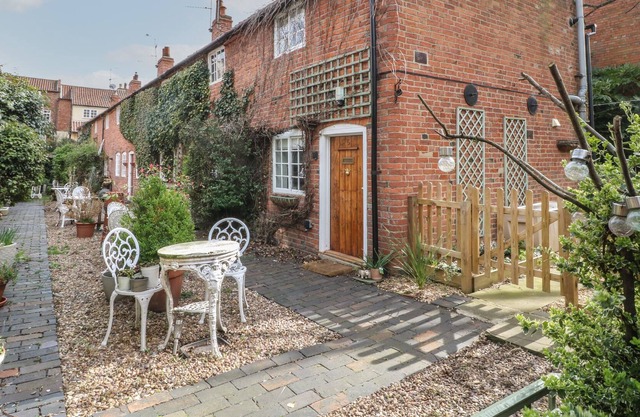 JALLANDS ROW, romantic, character holiday cottage in Newark-On-Trent