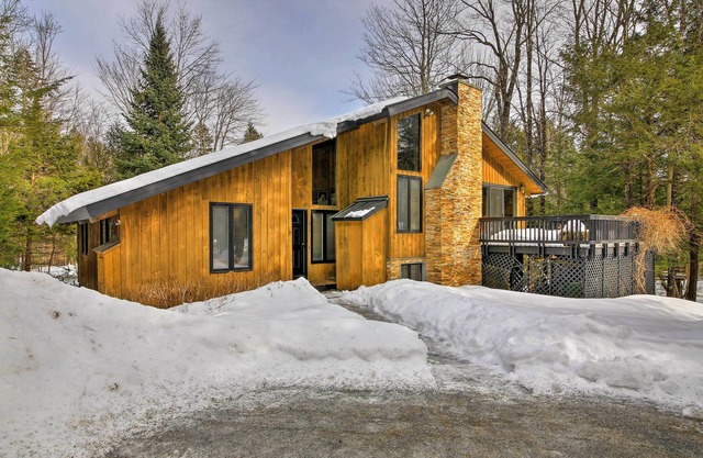 Jamaica Vacation Home w/Deck: 8 Mi to Skiing!