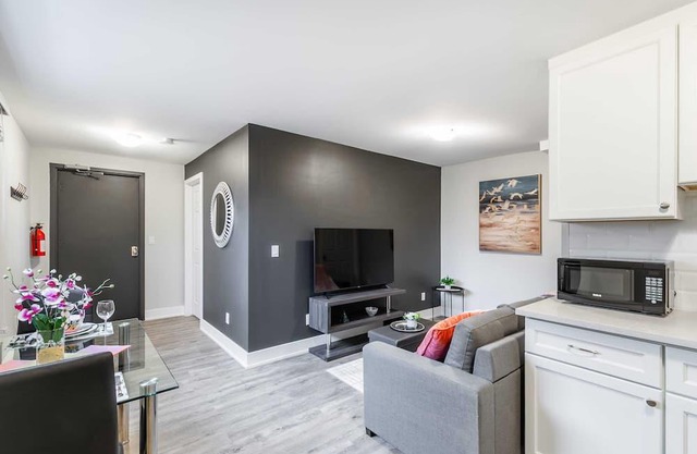 James St Apartment with Queen sized bed