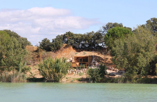Jamie - Underground hut with jacuzzi