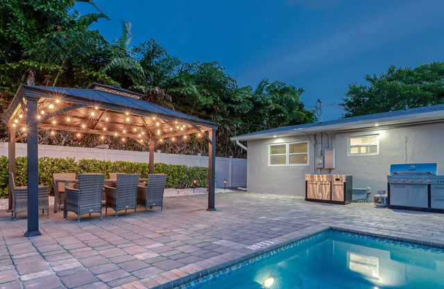 Jan DISCOUNTS!! AZUL Beach House, Beach Access, Amazing Patio and LOCATION!!