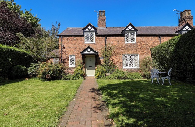JASMINE COTTAGE, pet friendly, character holiday cottage in Dodleston