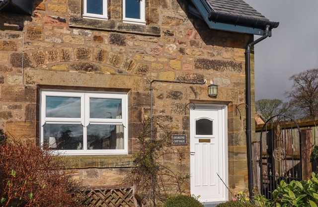 JASMINE COTTAGE, pet friendly, with a garden in Alnmouth